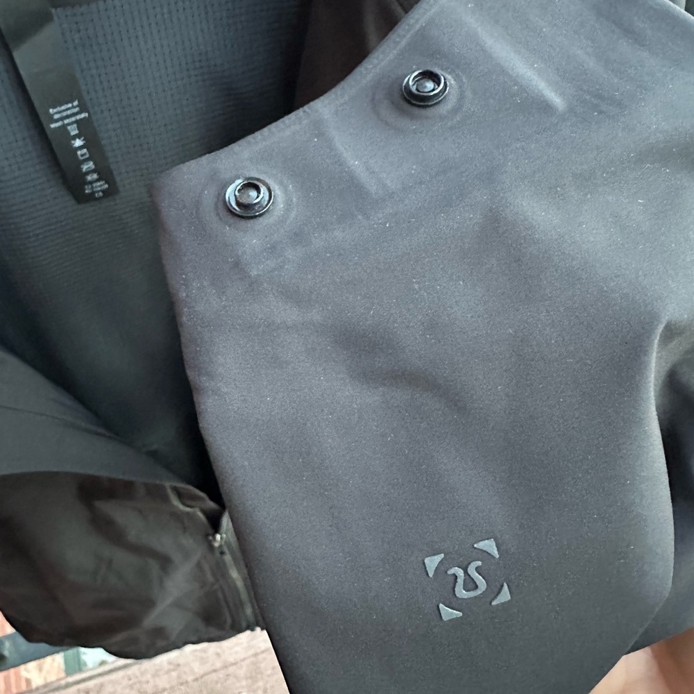 Lululemon Outpour Shell Jacket - Picture 5 of 11